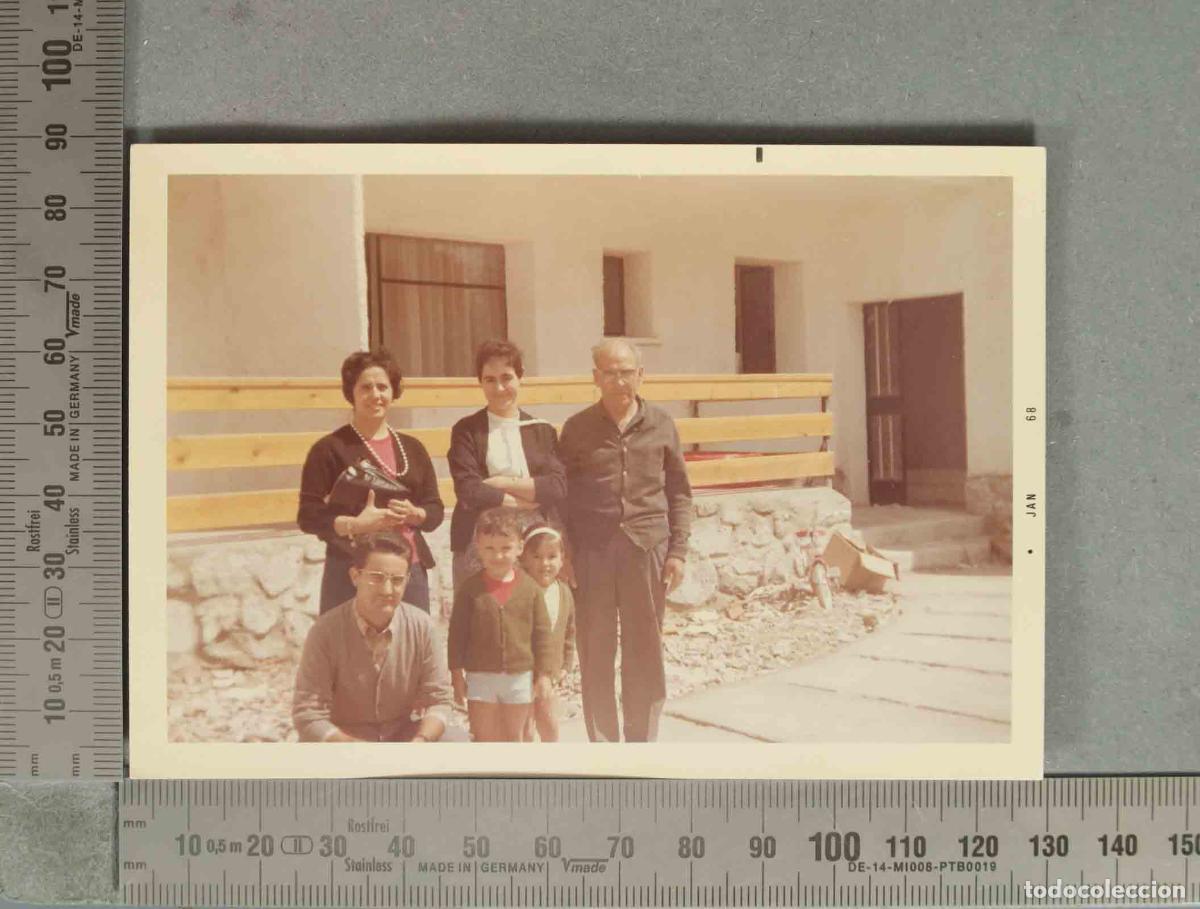 Fotografia antiga: FOTOGRAFIA. FAMILIA EN EXTERIOR DE CASA. HACIA 1970