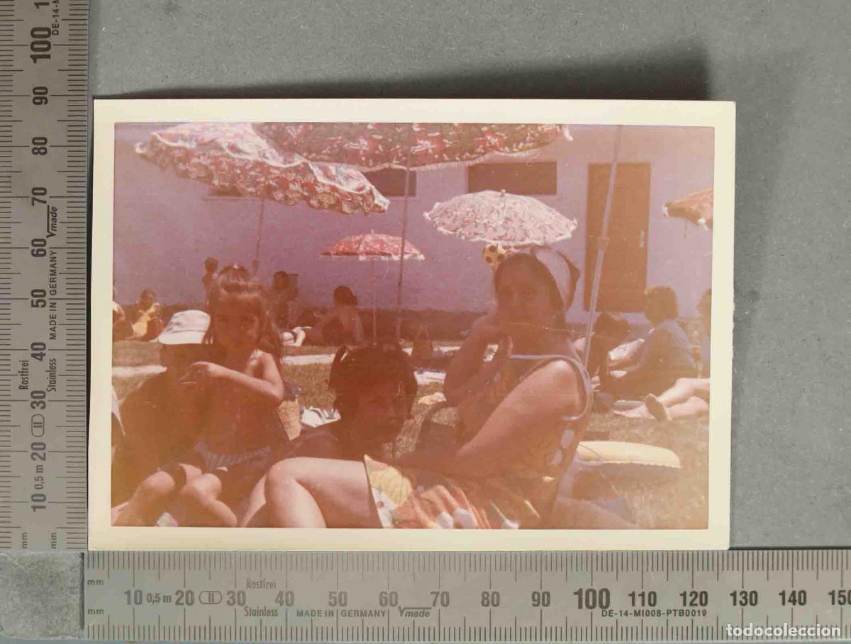 Fotografia antiga: FOTOGRAFIA. PERSONAS EN LA PISCINA. HACIA 1970