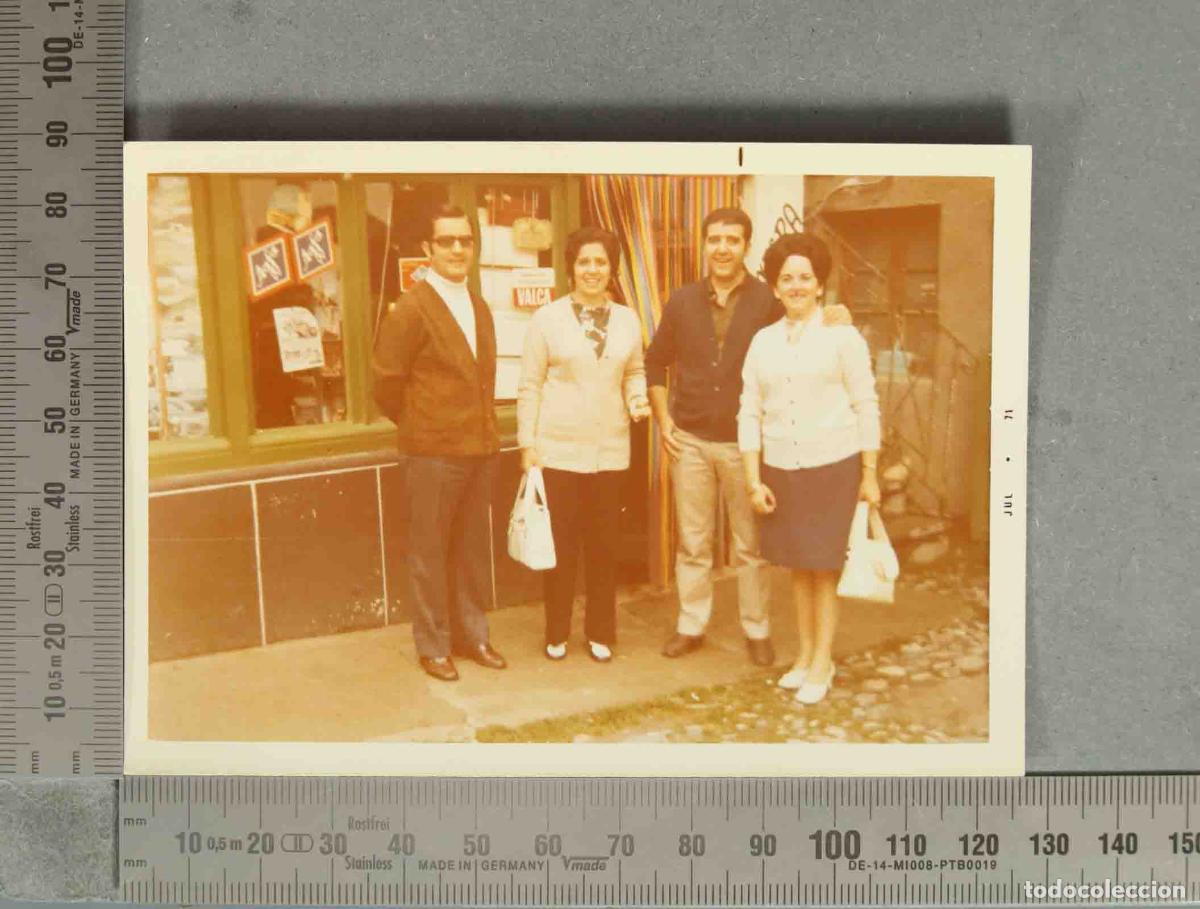 Fotografia antiga: FOTOGRAFIA. DELANTE DE COMERCIO EN VIELLA HACIA 1960
