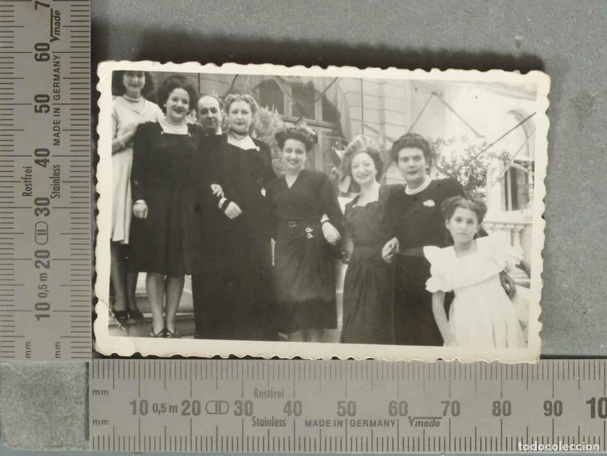 Fotografia antiga: FOTOGRAFIA. GRUPO DE MUJERES EN ESCALERA. CELEBRACION hacia 1940