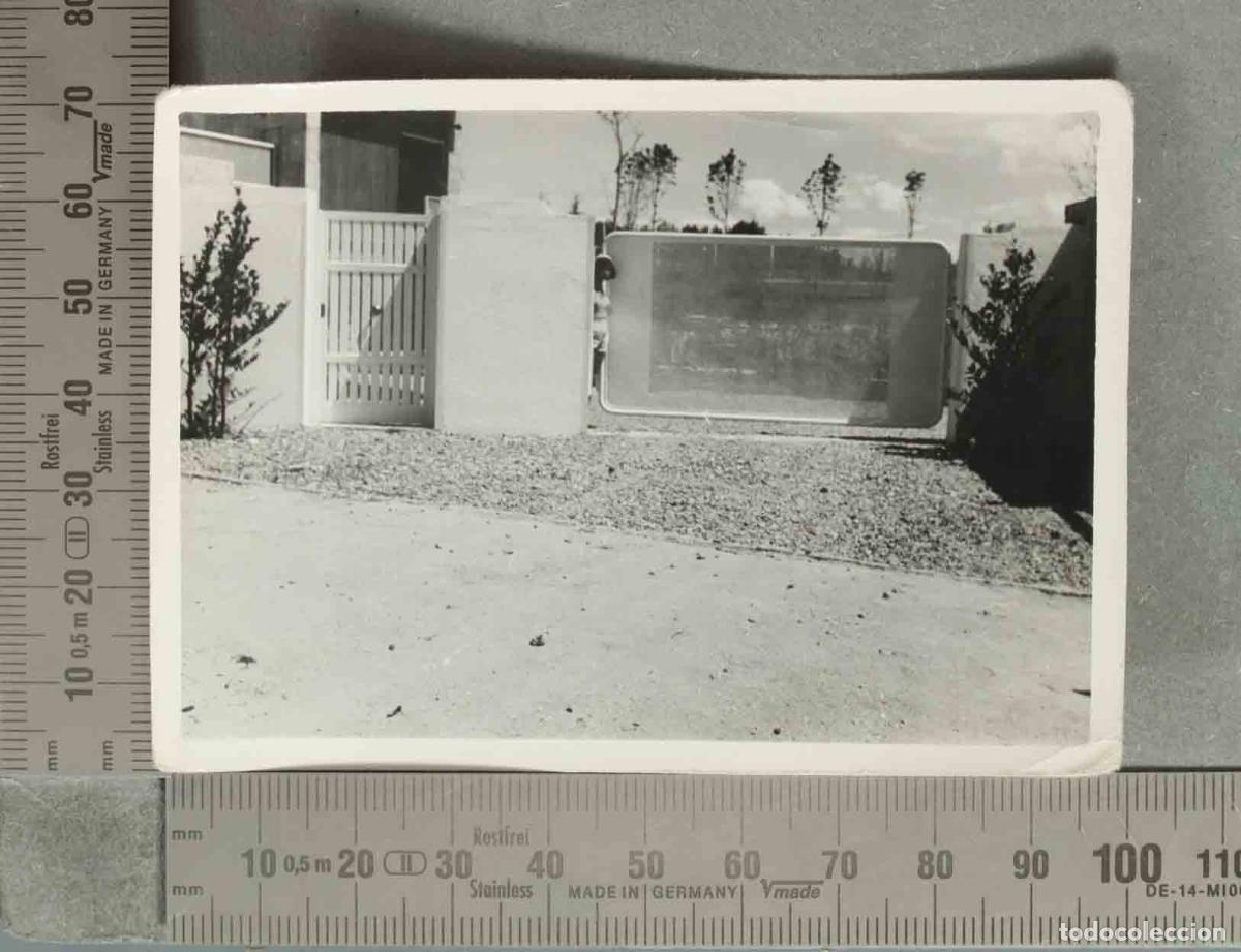Fotografia antiga: FOTOGRAFIA. ENTRADA MODERNA VIVIENDA HACIA 1950