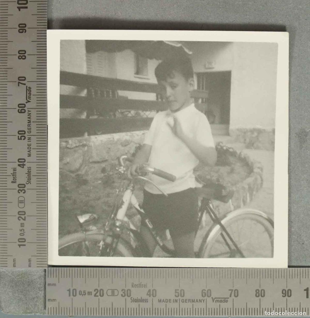 Fotograf&iacute;a antigua: FOTOGRAFIA. NI&Ntilde;O CON BICICLETA CLASICA HACIA 1960