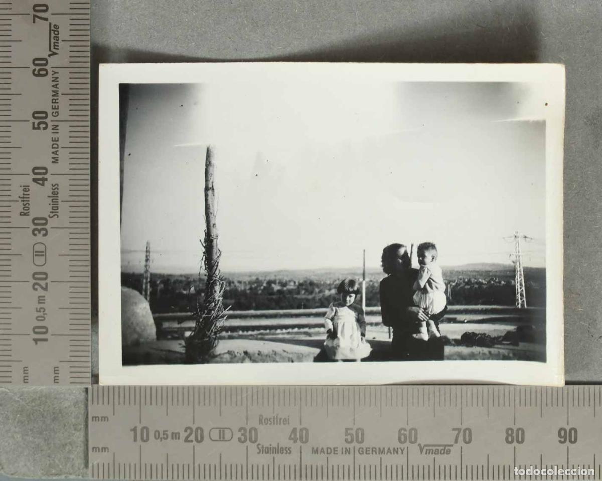 Fotograf&iacute;a antigua: FOTOGRAFIA. MADRE CON HIJOS EN CAMPO. POSTES DE ALTA TENSION hacia 1950