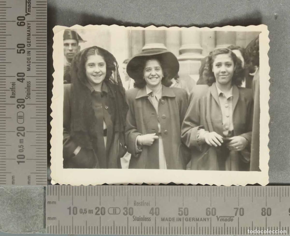 Fotograf&iacute;a antigua: FOTOGRAFIA. MUJERES EN LA CALLE. CON GUARDIA CIVIL hacia 1940