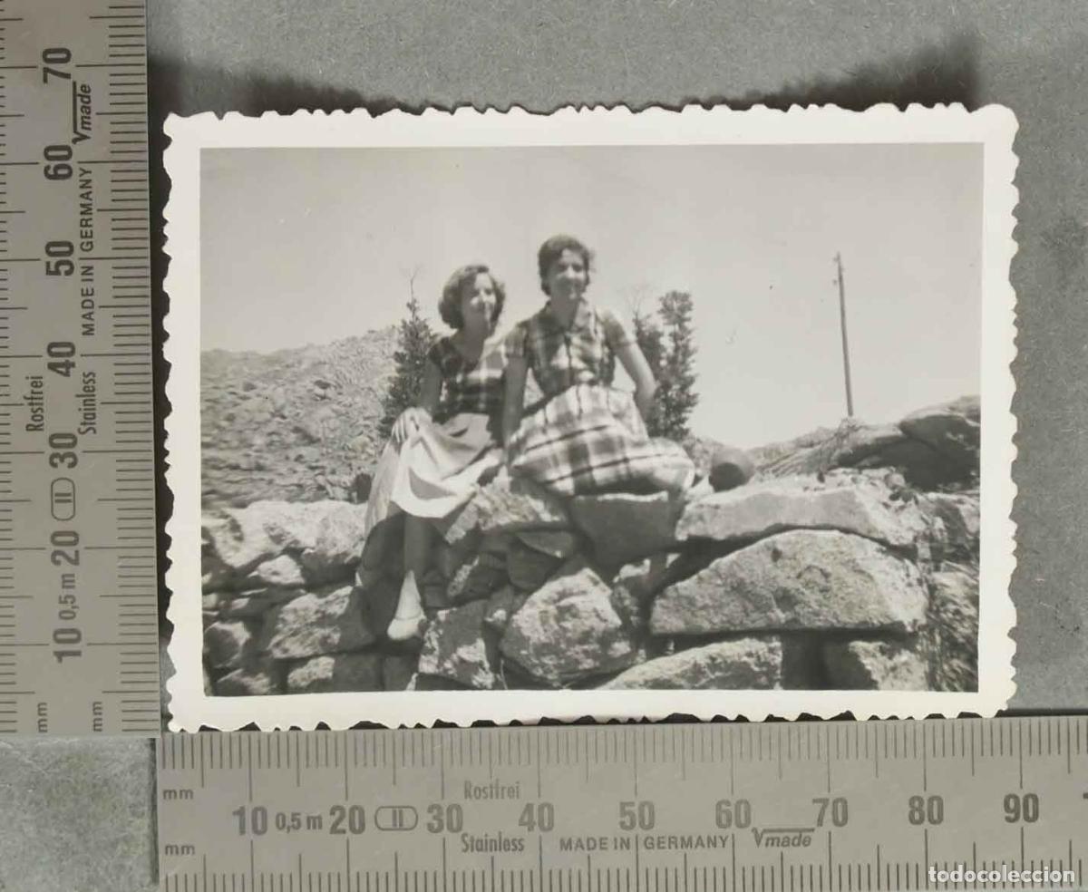 Fotograf&iacute;a antigua: FOTOGRAFIA. PAREJA DE MUJERES EN EXCURSION hacia 1950