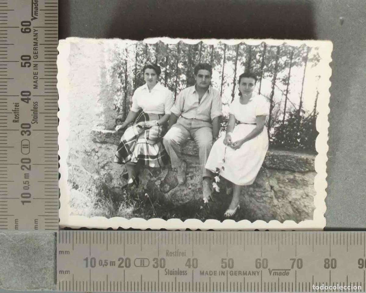 Fotograf&iacute;a antigua: FOTOGRAFIA. JOVENES APOYADOS EN VALLA. hacia 1940