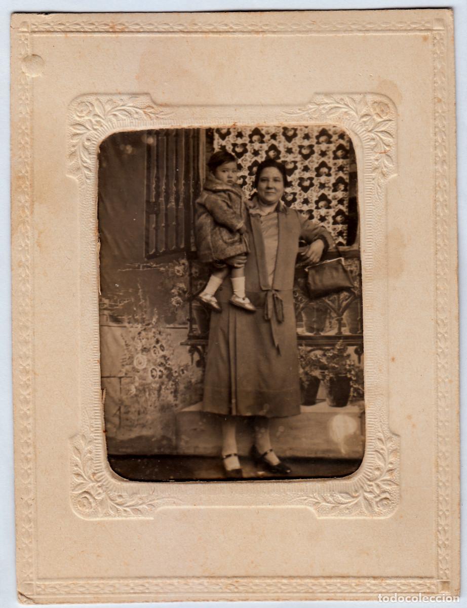 Fotograf&iacute;a antigua: Preciosa foto de minutero ambulante con marco de cart&oacute;n modernista. Dama con su beb&eacute;. A&ntilde;os 20.