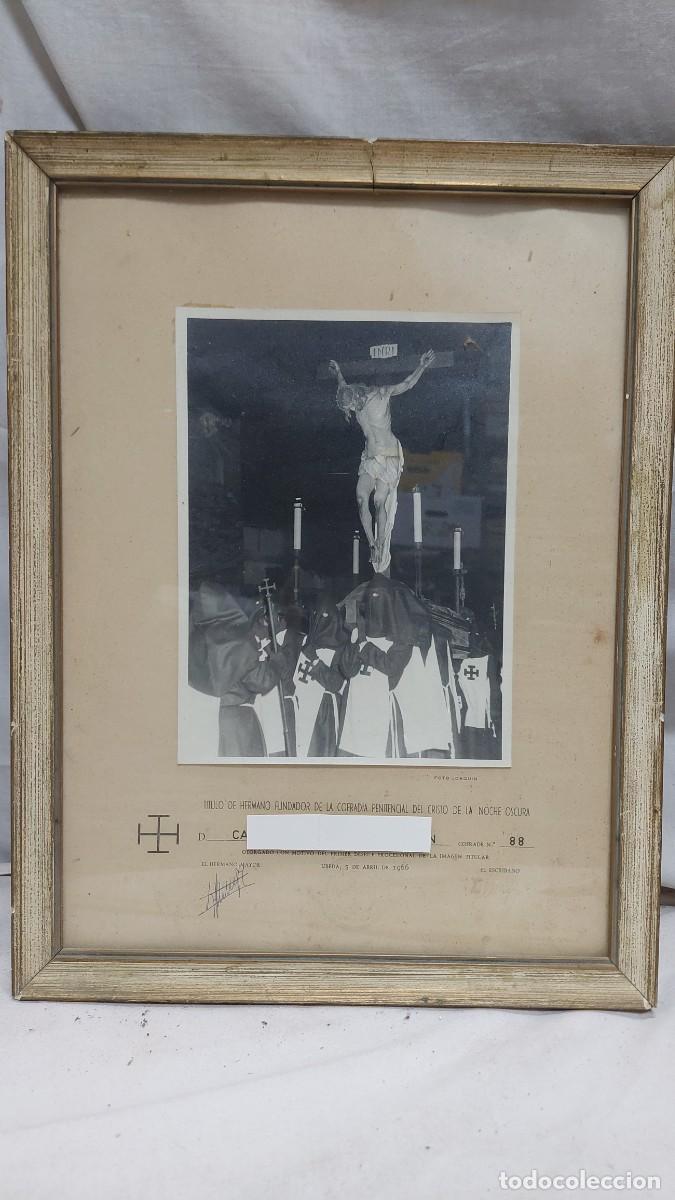 Fotograf&iacute;a antigua: Magn&iacute;fica foto y titulo de hermano cofrad&iacute;a cristo de la noche oscura Ubeda 1966