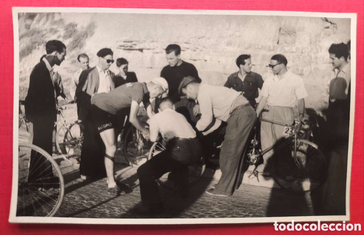 Fotograf&iacute;a antigua: CICLISMO PRUEBA CICLISTA FOTOGRAF&Iacute;A ARREGLANDO UN PINCHAZO C. 1950