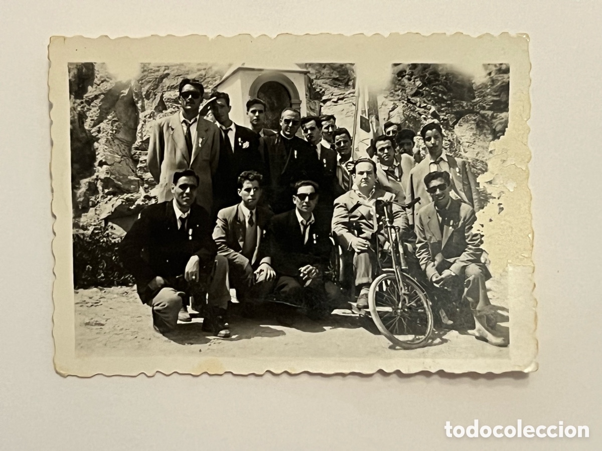 Fotograf&iacute;a antigua: BENAGUACIL Ermita de Montiel.. ? Fotograf&iacute;a de Postguerra, grupo de j&oacute;venes con un lisiado (h.1950?)