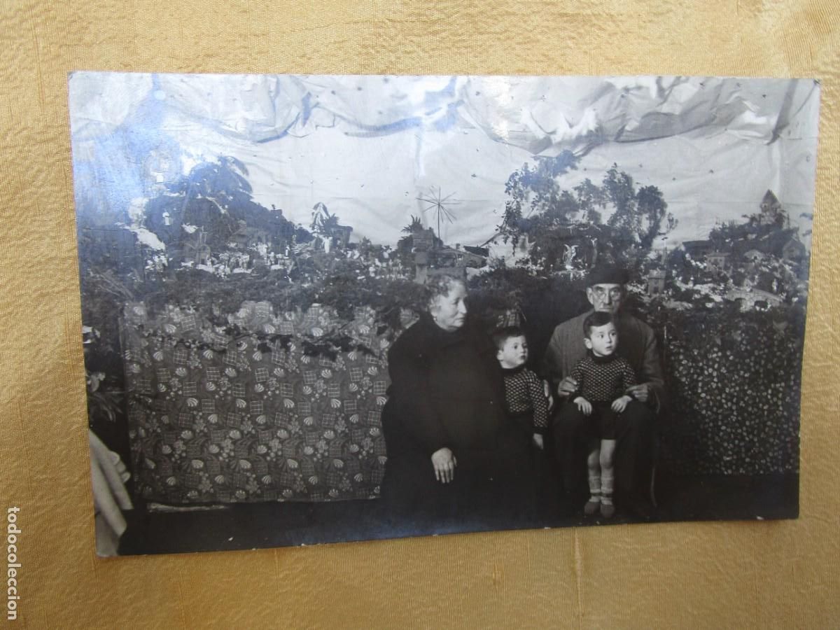 Fotograf&iacute;a antigua: 2 Postales fotogr&aacute;ficas Navidad Bel&eacute;n belen&iacute;stica - Abuelos nietos con nacimiento de fondo, sc +info