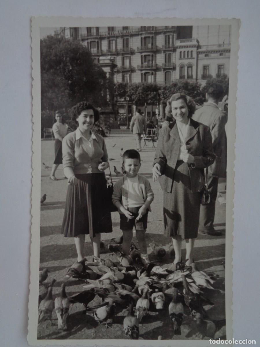 Fotograf&iacute;a antigua: MINUTERO DE MUJERES Y NI&Ntilde;O EN PLAZA DE LAS PALOMAS, 1951. DE LUIS DOSD&Aacute; , BARCELONA