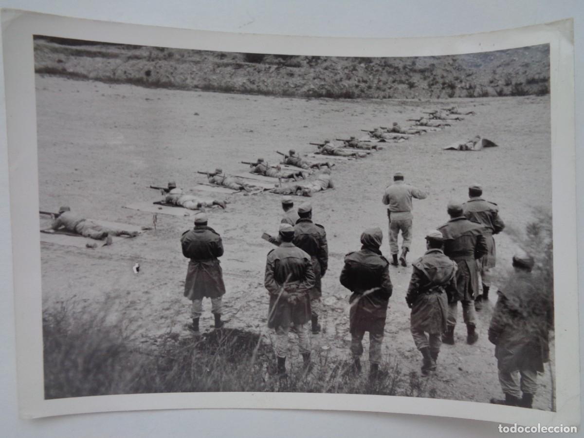 Fotograf&iacute;a antigua: FOTO DE MILITARES EN EL CAMPO DE TIRO , TRACTICANDO CON CETME