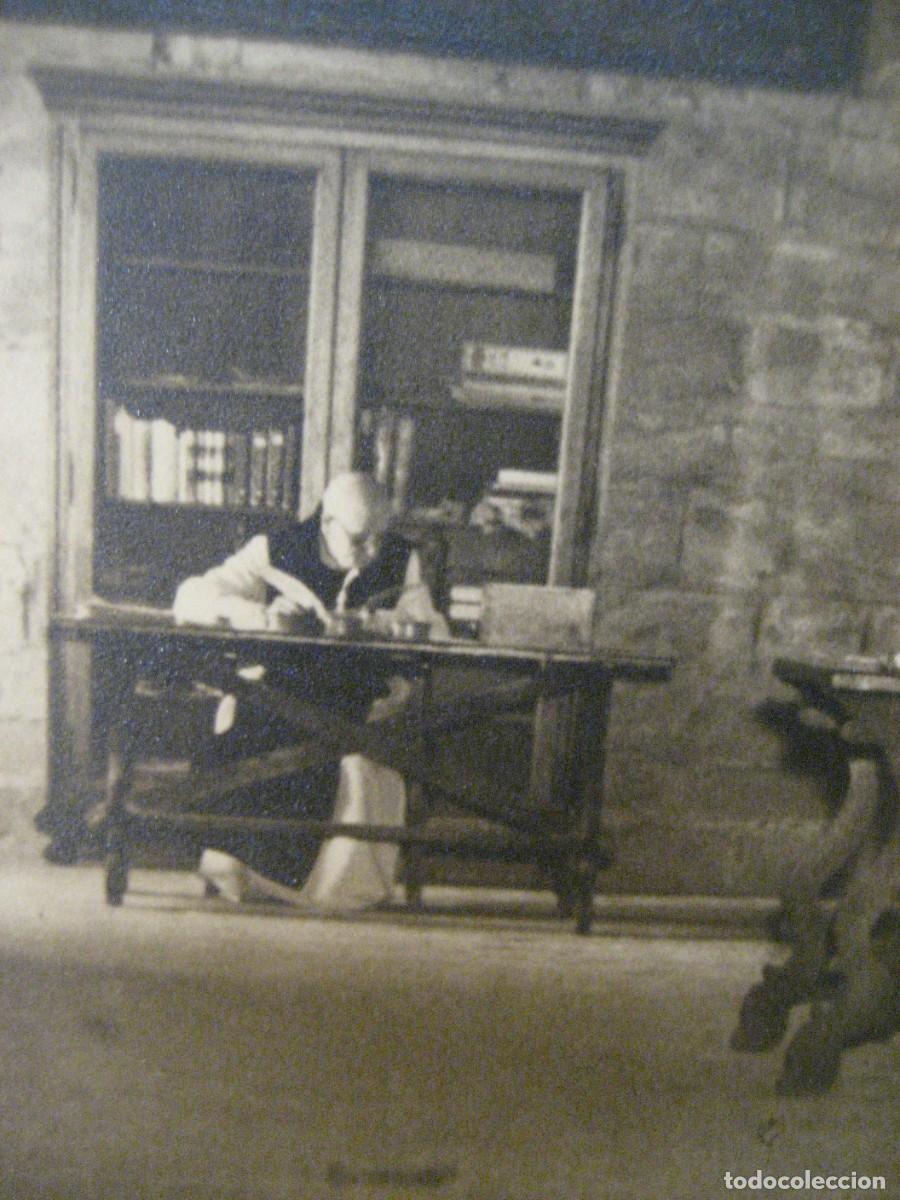 Fotograf&iacute;a antigua: antigua foto fotografia , monje en una biblioteca monasterio ? 1951 fotografo Vallv&eacute; Tarragona