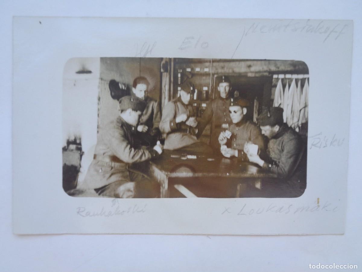 Fotograf&iacute;a antigua: FOTO DE MILITARES DEL EJERCITO DE FINLANDIA JUGANDO A LAS CARTAS EN UN REFUGIO , 1923