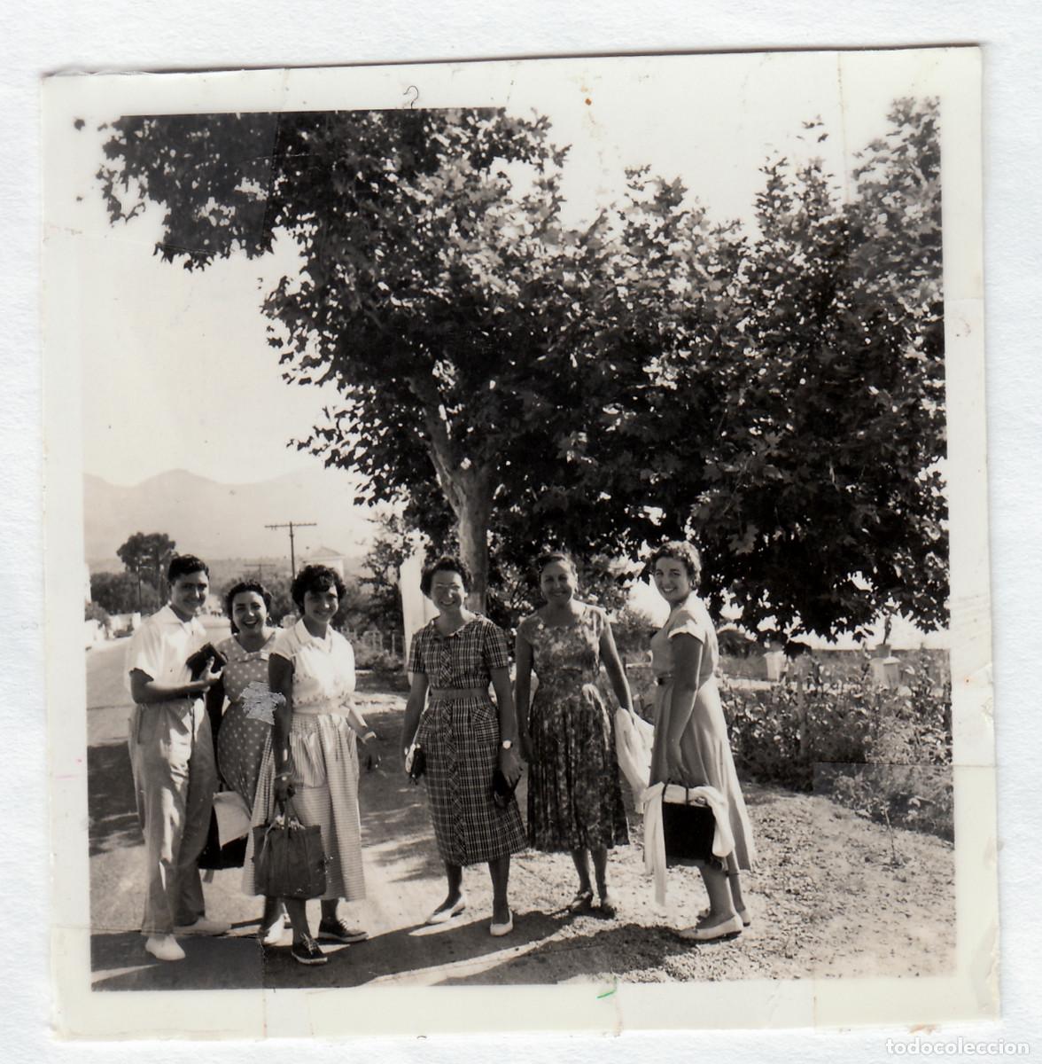 Fotograf&iacute;a antigua: Paseando por Altea, Alicante. A&ntilde;os 50 g aa
