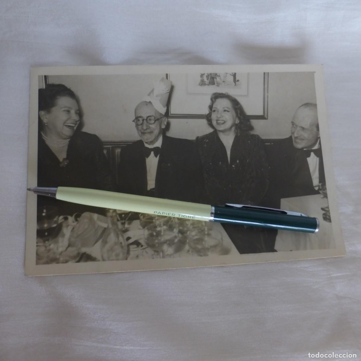 Fotograf&iacute;a antigua: FOTOGRAFIA INEDITA NOBEL DON JACINTO BENAVENTE CON ISABEL GARCES Y TERESA HURTADO FIN DE A&Ntilde;O 1950