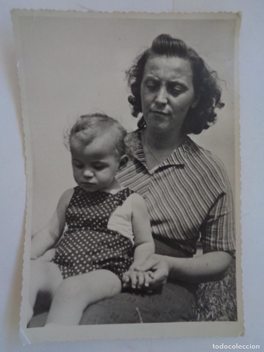 Fotograf&iacute;a antigua: BONITA FOTO DE MUJER CON NI&Ntilde;O , 1952