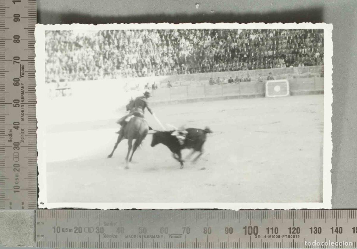 Fotograf&iacute;a antigua: FOTOGRAFIA. Rejoneador en la plaza de toros hacia 1940