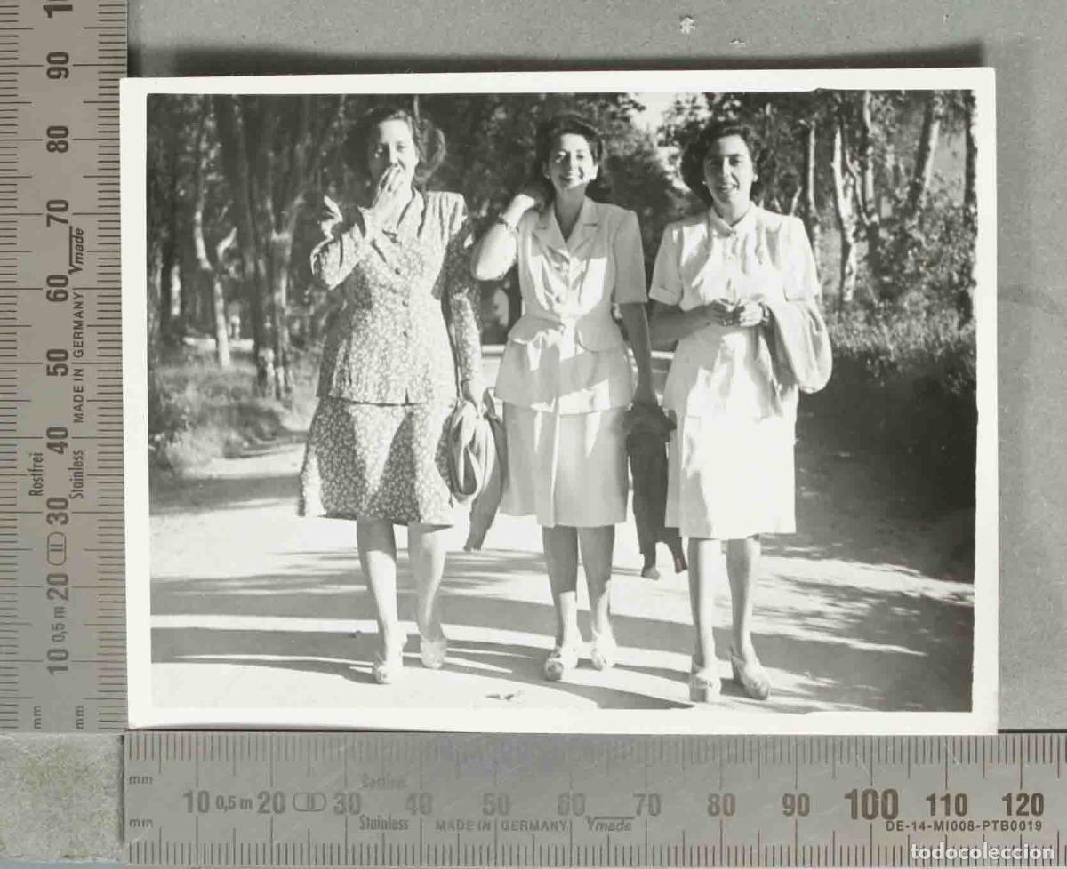 Fotograf&iacute;a antigua: FOTOGRAFIA. Tres mujeres paseando - Fotograf&iacute;a de &eacute;poca hacia 1940