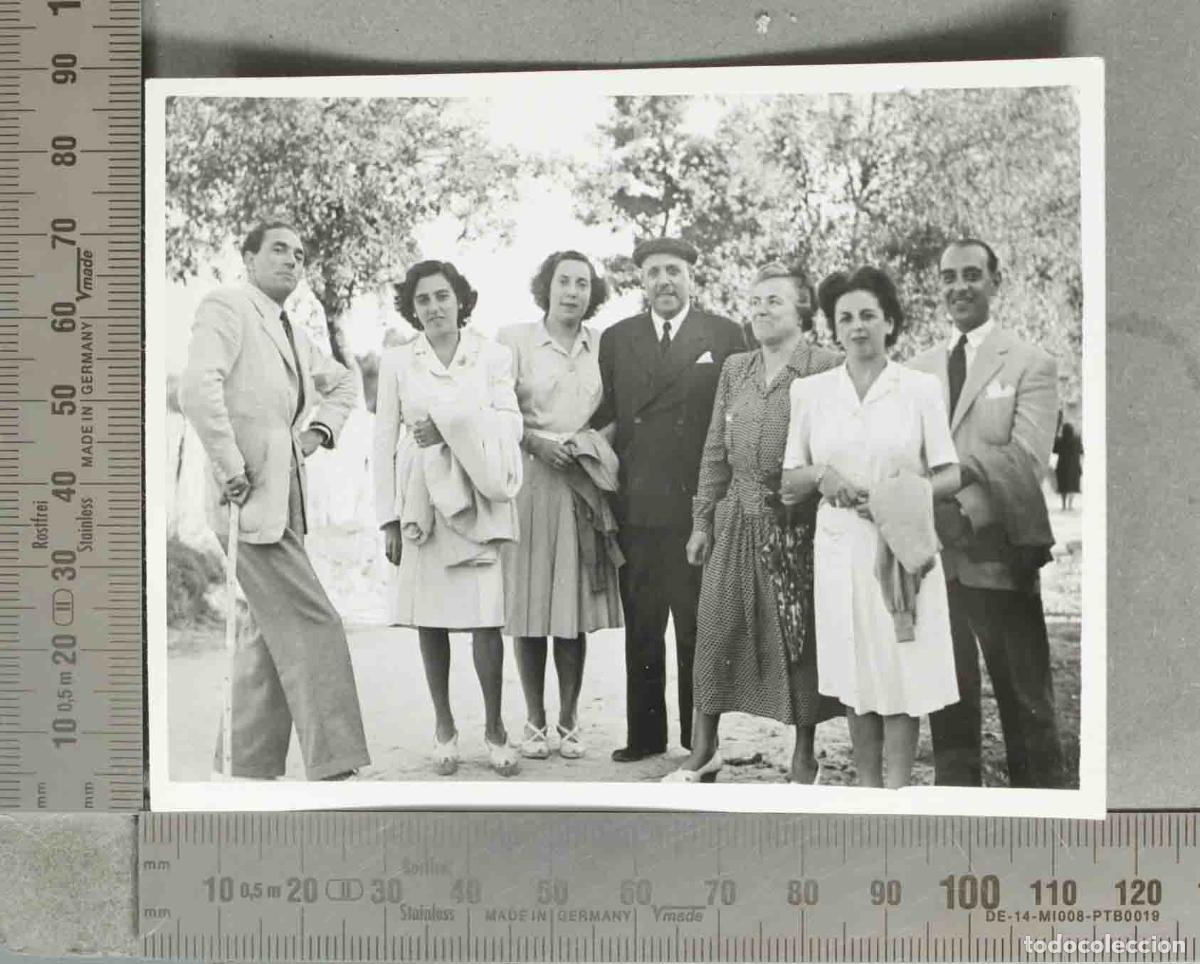 Fotograf&iacute;a antigua: FOTOGRAFIA. siete personas en un entorno exterior arbolado hacia 1940