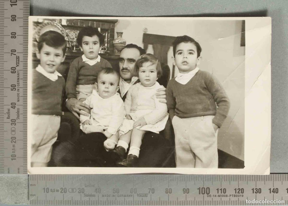 Fotograf&iacute;a antigua: FOTOGRAFIA. Retrato de familia numerosa - Padre con cinco hijos hacia 1940