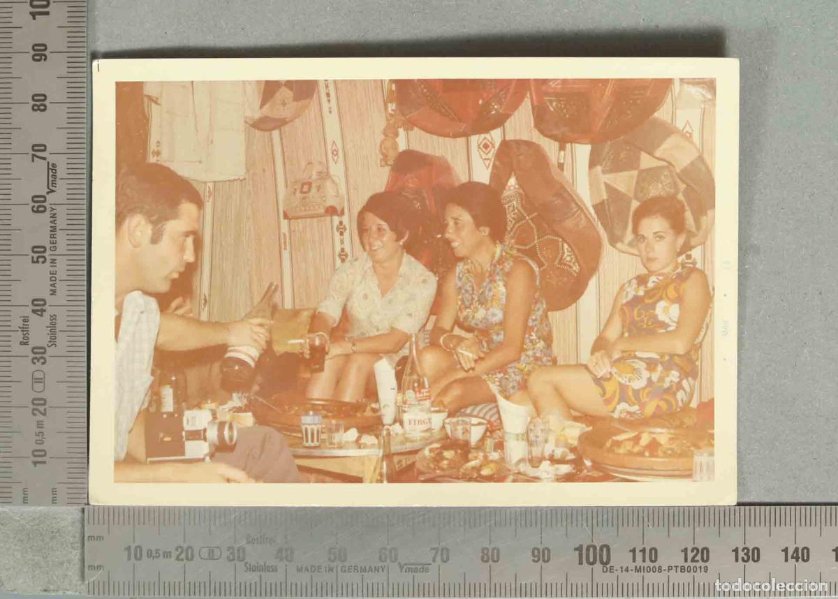 Fotograf&iacute;a antigua: FOTOGRAFIA. Marruecos - Escena en jaima con grupo de personas comiendo HACIA 1960