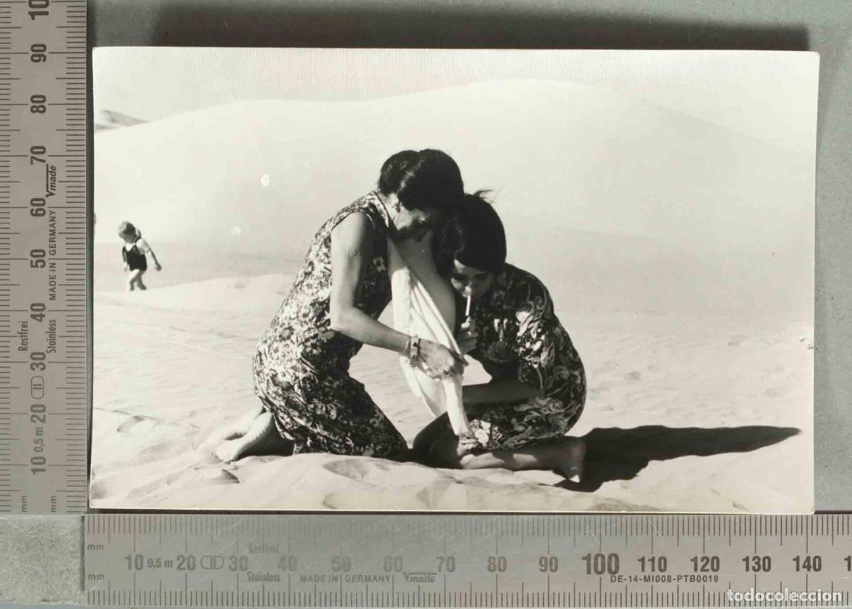 Fotograf&iacute;a antigua: FOTOGRAFIA. MUJERES ENCENDIEDO CIGARRO EN LAS DUNAS HACIA 1960