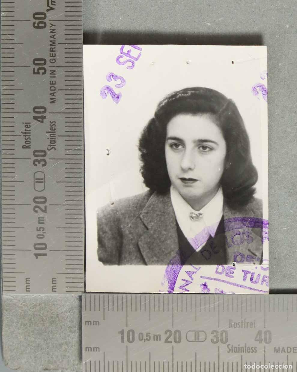 Fotograf&iacute;a antigua: FOTOGRAFIA. carn&eacute; de mujer joven con sello h&uacute;medo hacia 1950