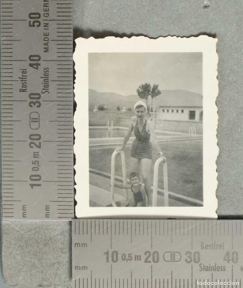 Fotograf&iacute;a antigua: FOTOGRAFIA. Piscina - Ba&ntilde;istas - Mujer y ni&ntilde;o HACIA 1950