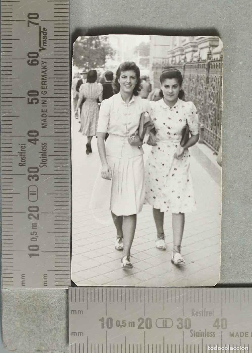 Fotograf&iacute;a antigua: FOTOGRAFIA. Mujeres paseando por la calle hacia 1940
