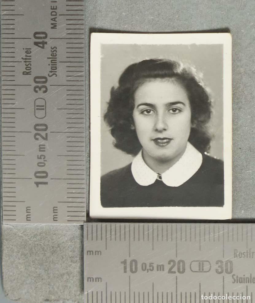 Fotograf&iacute;a antigua: FOTOGRAFIA. Retrato de mujer joven con cuello blanco hacia 1940
