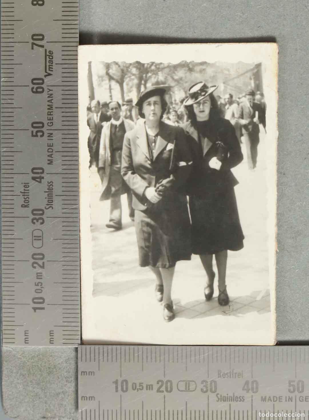 Fotograf&iacute;a antigua: FOTOGRAFIA. Mujeres paseando hacia 1940