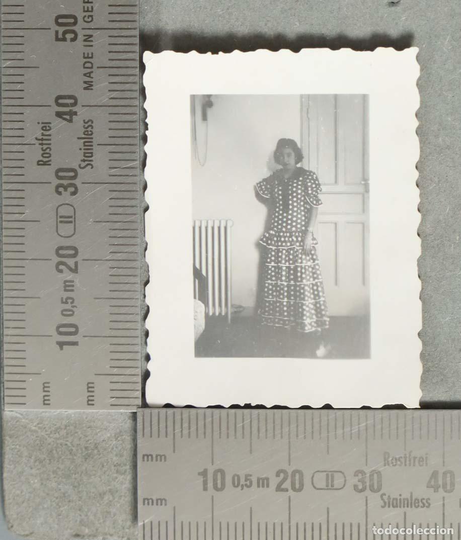 Fotograf&iacute;a antigua: FOTOGRAFIA. MUJER JOVEN CON TRAJE ANDALUZ hacia 1940