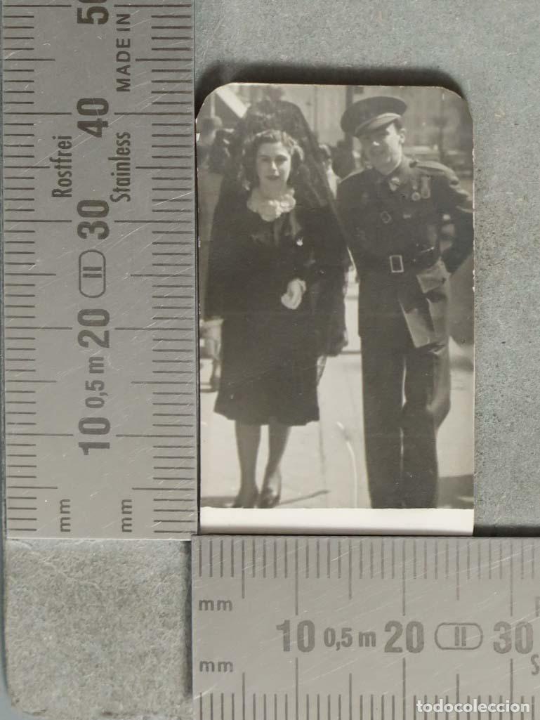 Fotograf&iacute;a antigua: PAREJA DE NOVIOS. MILITAR CON CONDECORACION SUFRIMIENTO POR LA PATRIA Y MUTILADO. hacia 1940