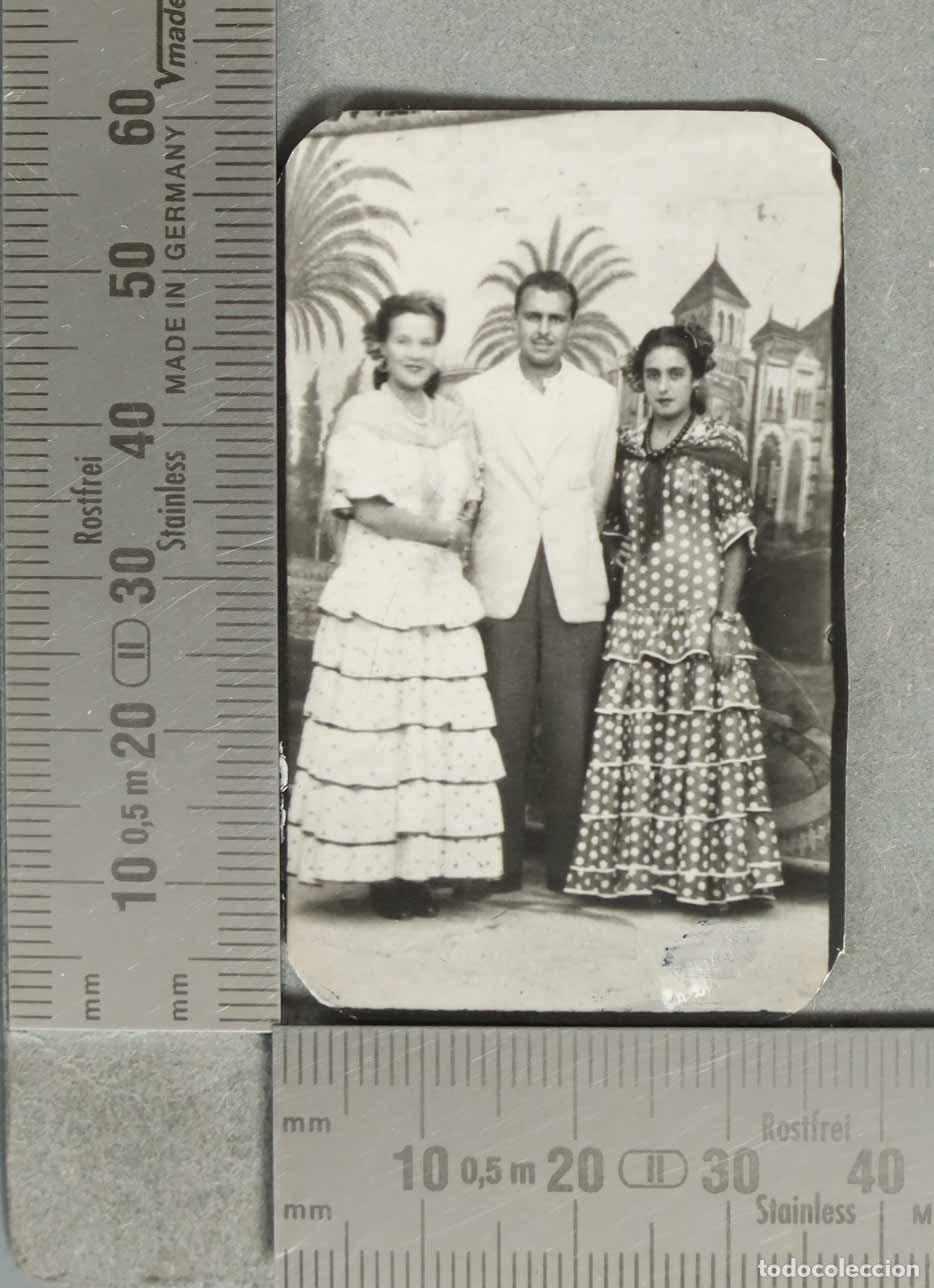 Fotograf&iacute;a antigua: Mujeres con traje de flamenca y hombre con traje claro. FERIA DE VILLACARRILLO hacia 1941