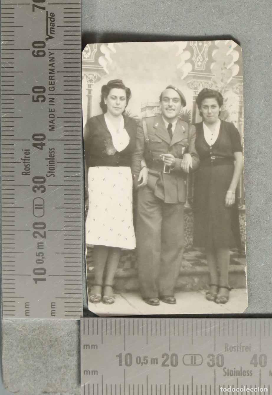 Fotograf&iacute;a antigua: MUJERES CON MILITAR REQUETE. PARCHE Y BOINA. FERIA VILLACARRILLO. 1939