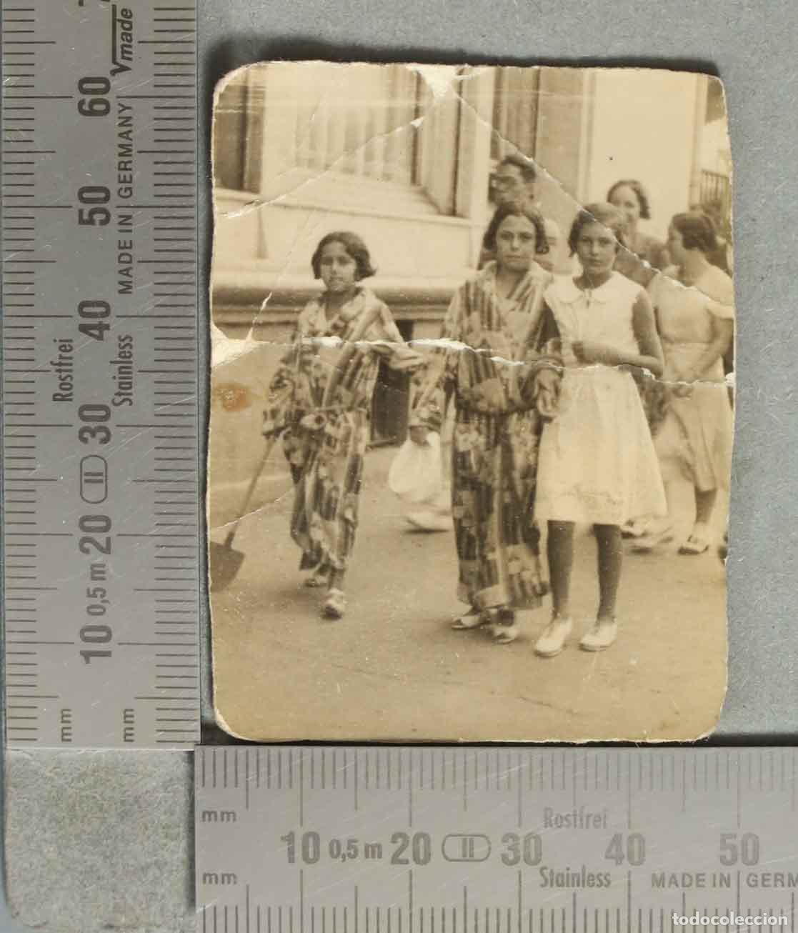 Fotografia antica: FOTOGRAFIA. NI&Ntilde;AS CON CURIOSA VESTIMENTA POR LA CALLE. hacia 1930