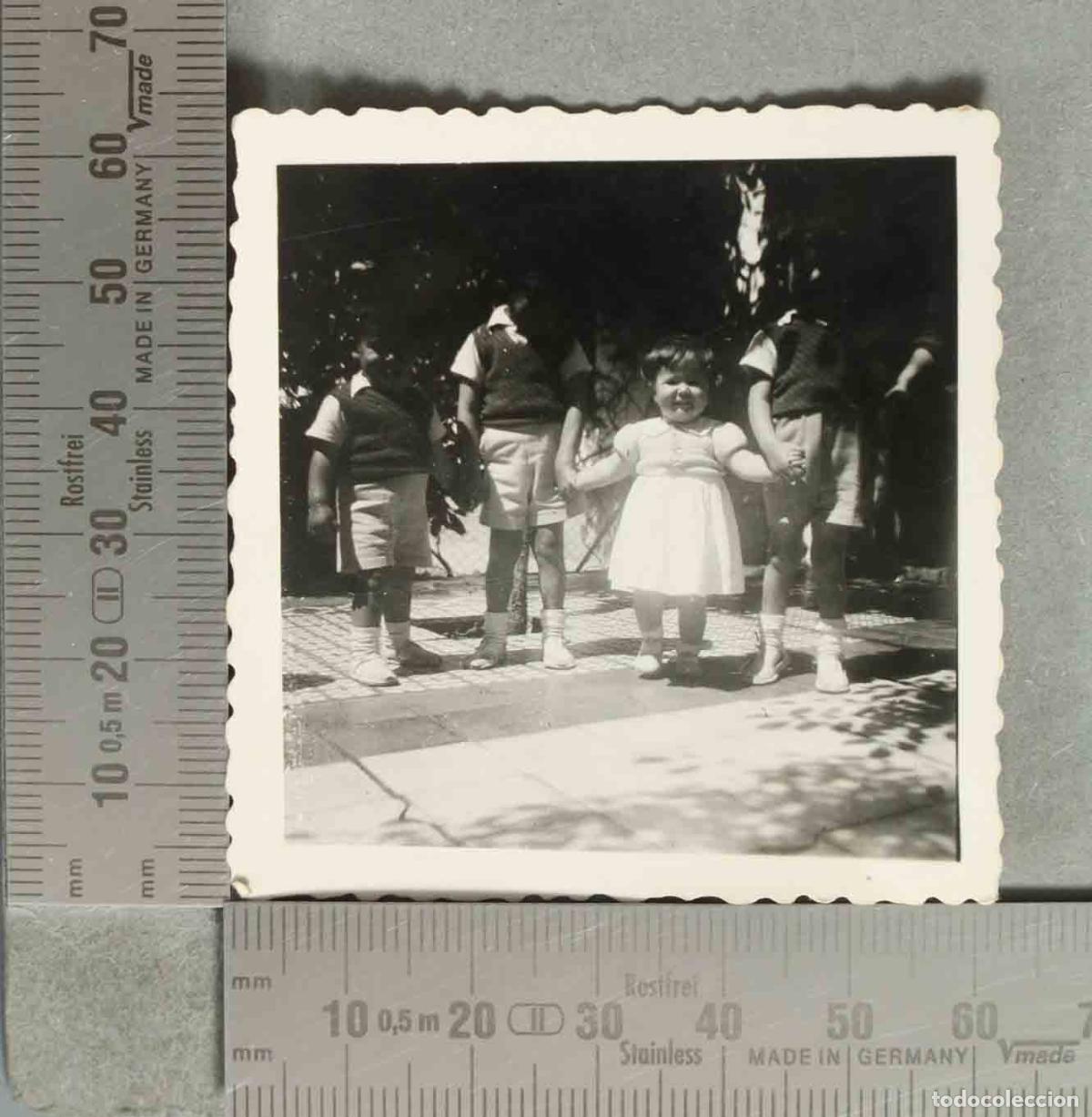 Fotografia antica: FOTOGRAFIA. NI&Ntilde;OS HERMANOS EN LA CALLE hacia 1940