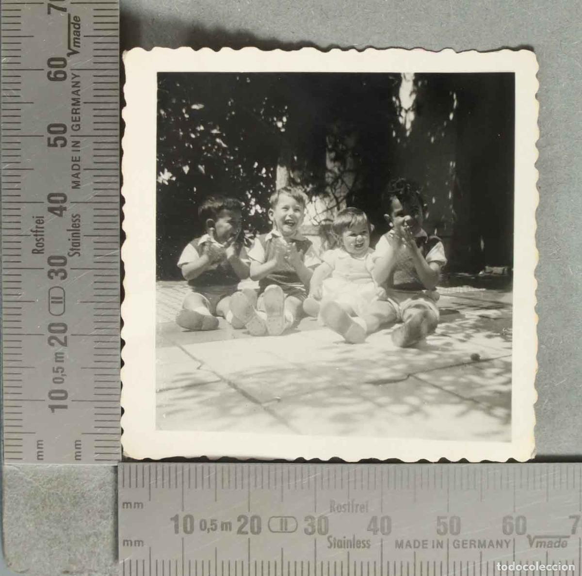 Fotografia antica: FOTOGRAFIA. Ni&ntilde;os sonriendo en el jard&iacute;n hacia 1940