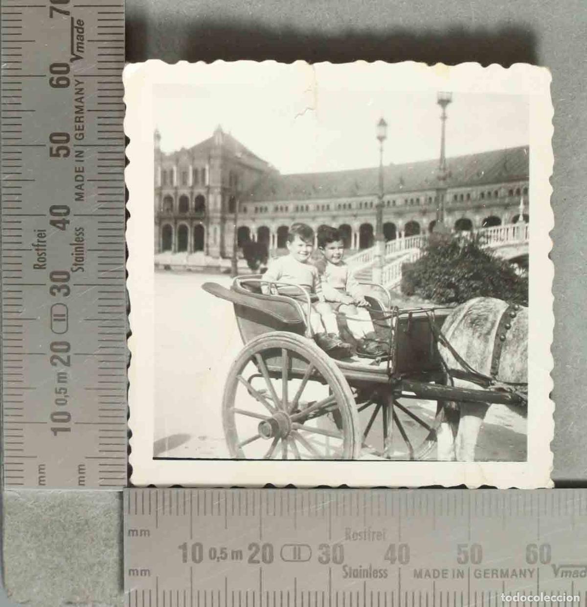 Fotografia antica: FOTOGRAFIA. Plaza de Espa&ntilde;a de Sevilla - Paseo en coche de caballos de ni&ntilde;os hacia 1940