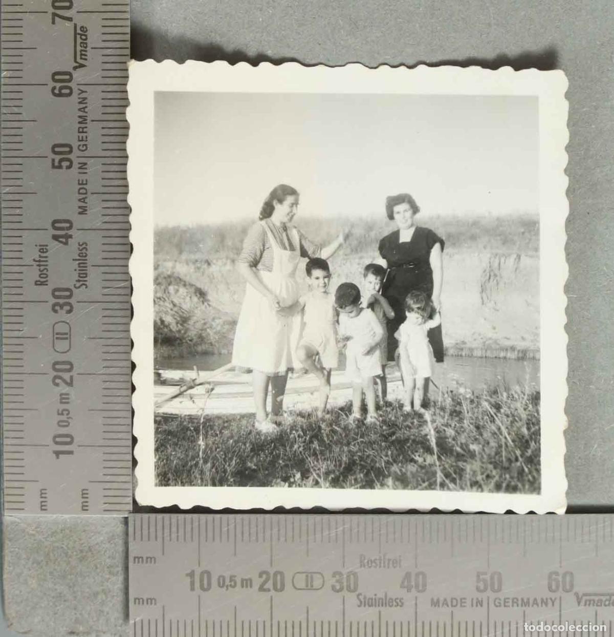 Fotograf&iacute;a antigua: FOTOGRAFIA. Mujer y ni&ntilde;os CON BARCA hacia 1940