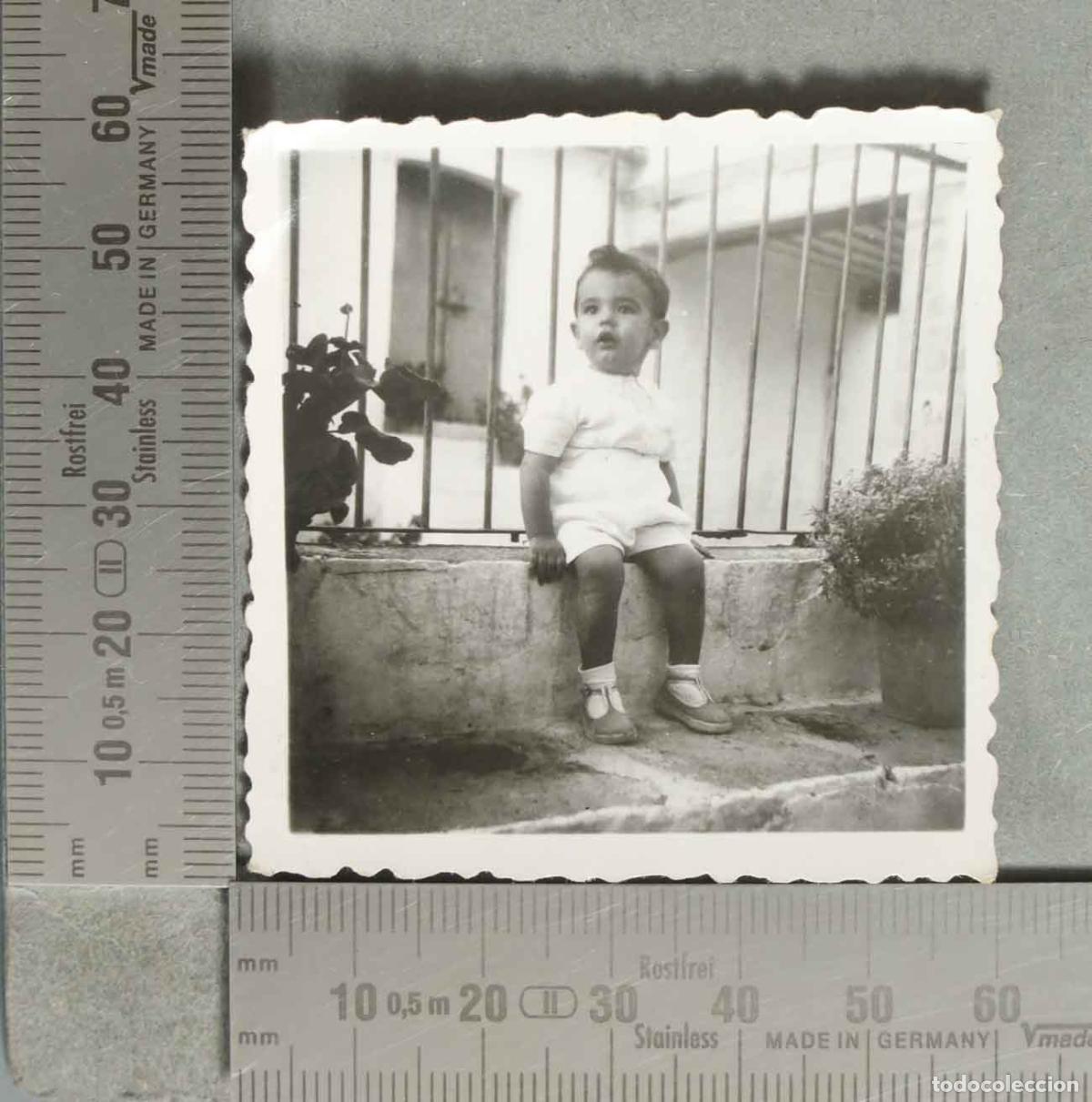 Fotograf&iacute;a antigua: FOTOGRAFIA. Ni&ntilde;o sentado en barandilla con fondo de patio - hacia 1940