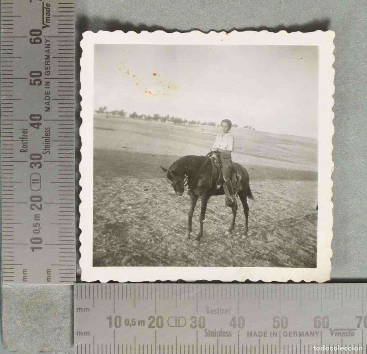 Fotograf&iacute;a antigua: FOTOGRAFIA. Mujer a caballo en el campo hacia 1940