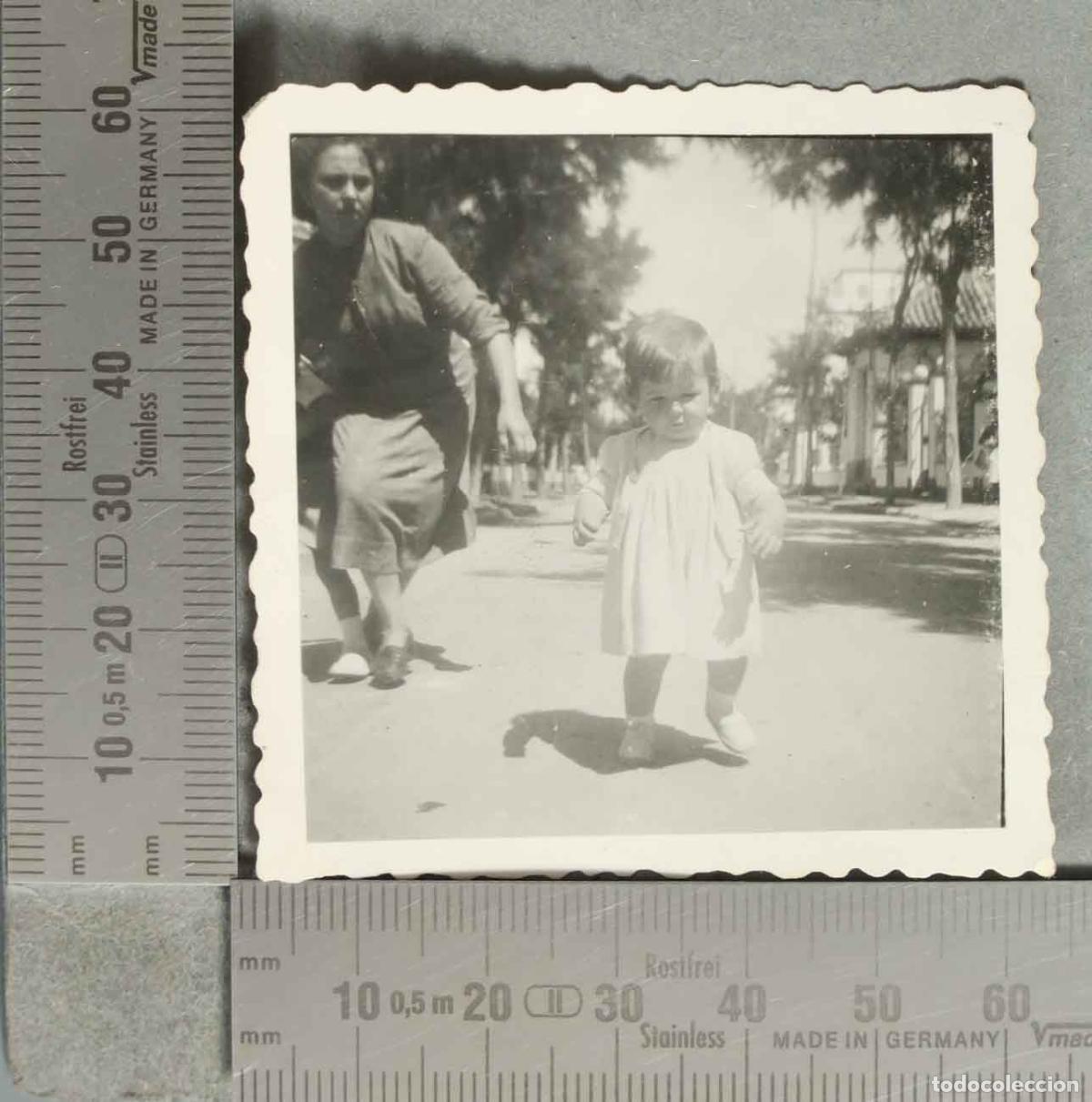 Fotografia antica: FOTOGRAFIA. ni&ntilde;a caminando hacia 1940