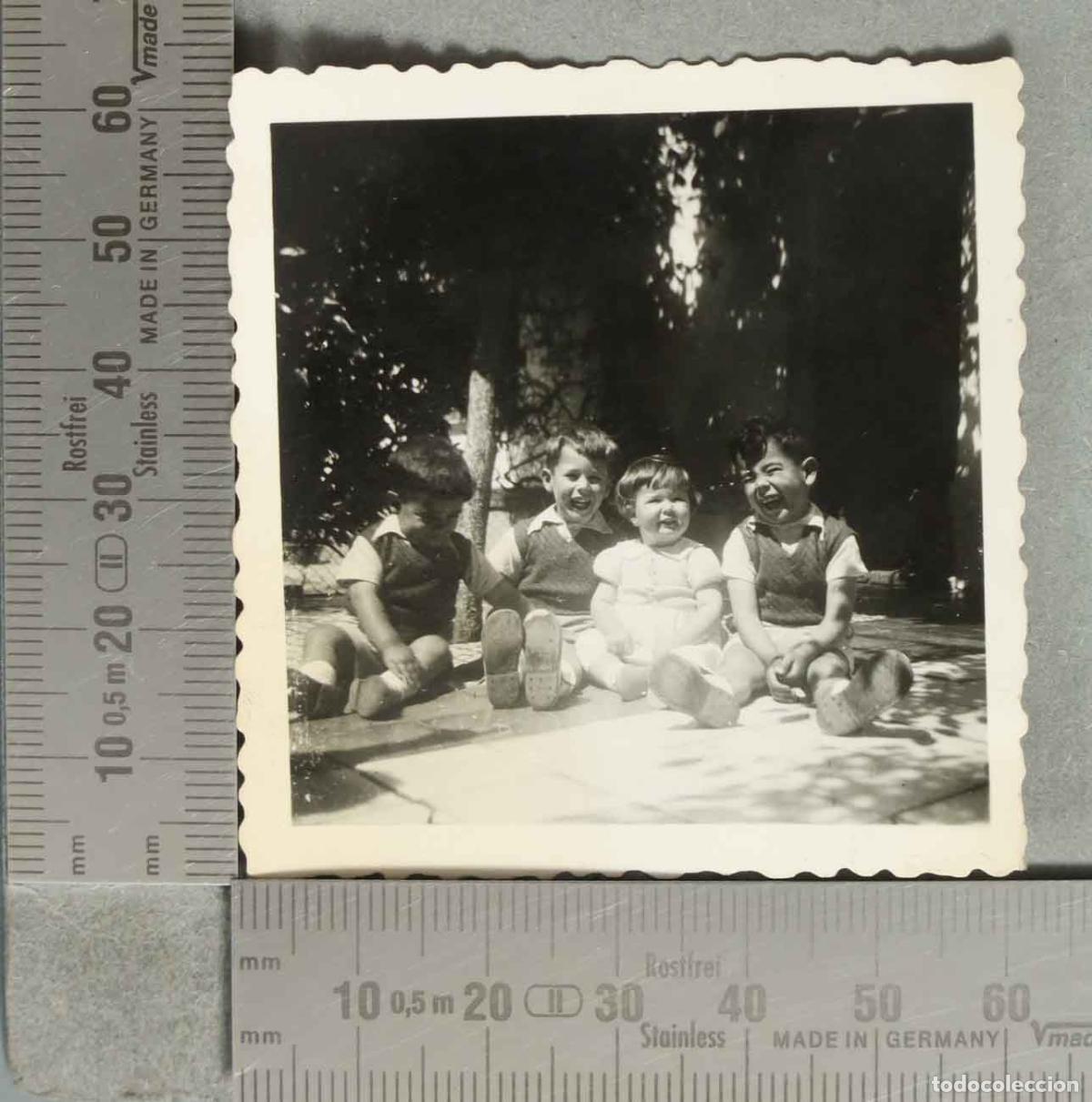 Fotografia antica: FOTOGRAFIA. Cuatro ni&ntilde;os sentados al aire libre hacia 1940