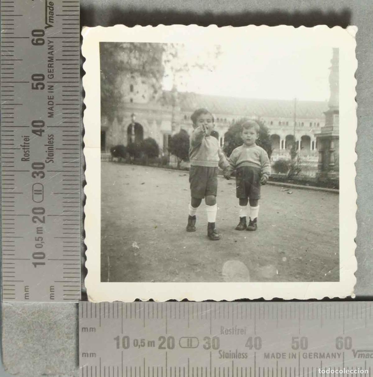 Fotografia antica: FOTOGRAFIA. Ni&ntilde;os posando en parque. SEVILLA hacia 1940