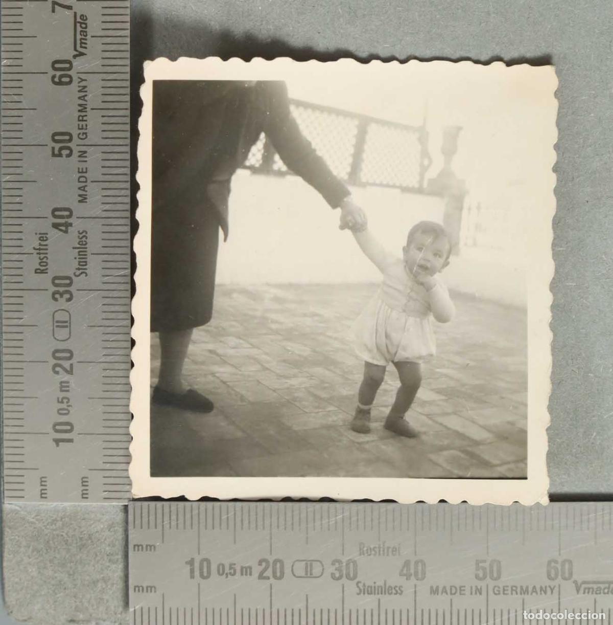 Fotografia antica: FOTOGRAFIA. Beb&eacute; dando sus primeros pasos sostenido de la mano de un adulto hacia 1940