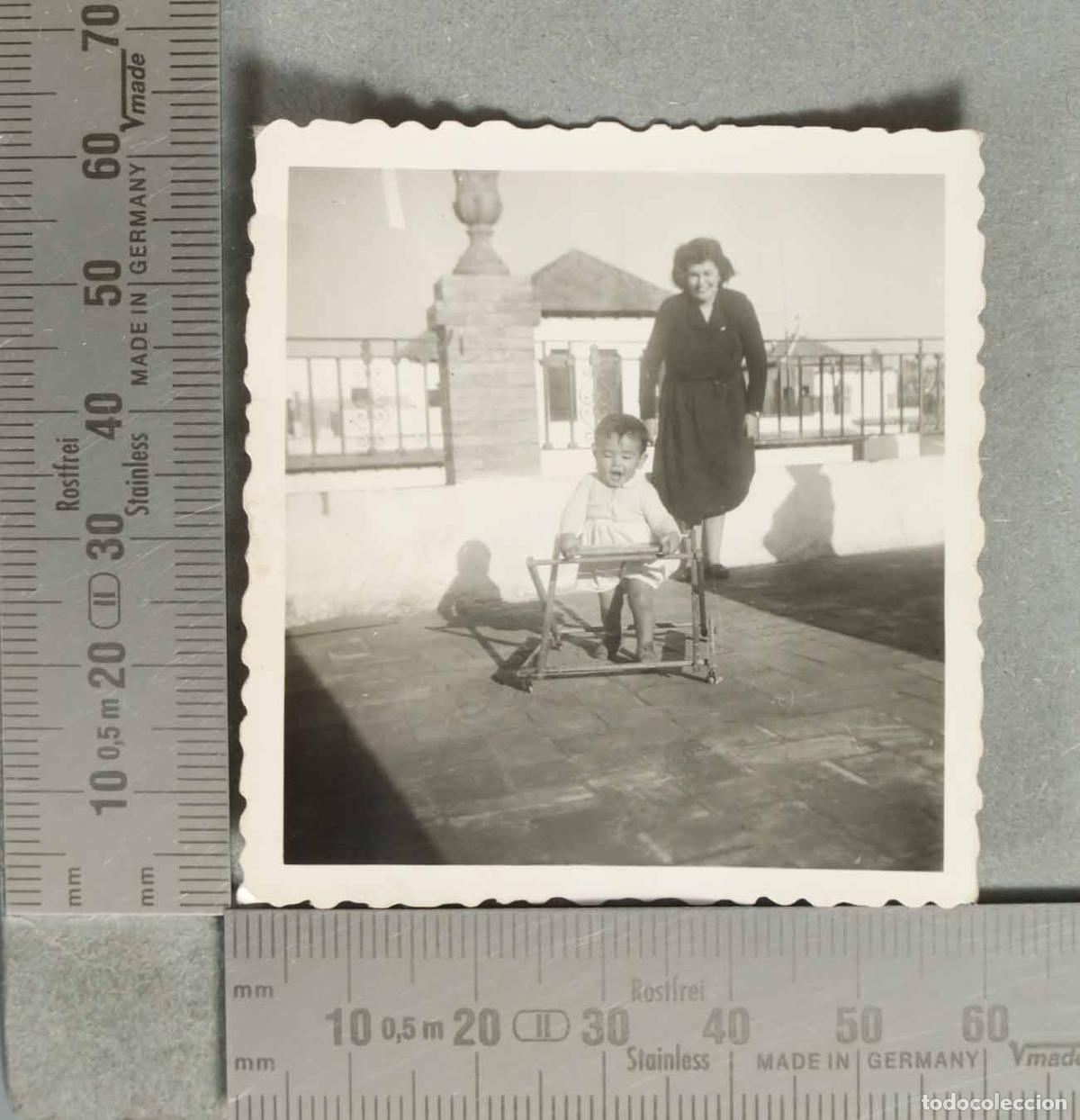 Fotografia antica: FOTOGRAFIA. Mujer con ni&ntilde;o en andador - Fotograf&iacute;a de &eacute;poca hacia 1940
