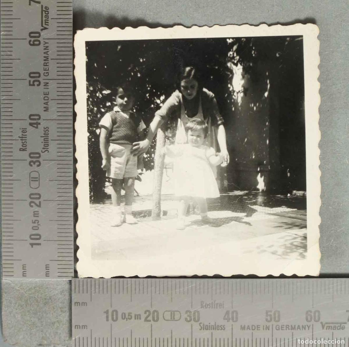 Fotografia antica: FOTOGRAFIA. Familia con ni&ntilde;os y beb&eacute; - hacia 1940